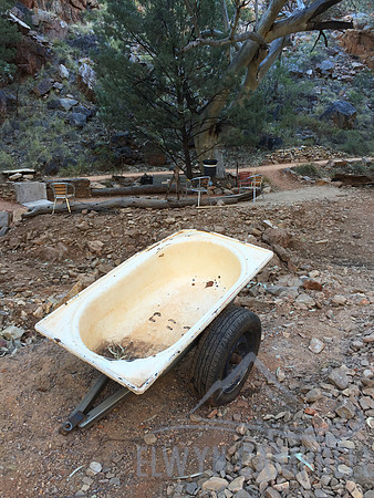 Bathtub / wheelbarrow