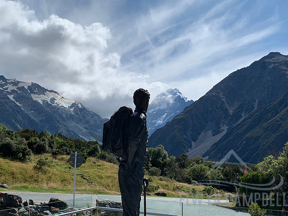 Mount Cook Village, Hillary statue